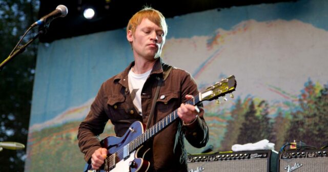 Greg Brown, guitarrista fundador do Cake que escreveu o grande sucesso 'The Distance', morreu aos 56 anos
