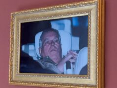 Guardas policiais do ex-príncipe Andrew disseram para comparecer à festa de Epstein Guardas policiais do ex-príncipe Andrew disseram para comparecer à festa de Epstein