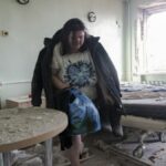 Membros do Ministério de Emergências da Rússia trabalham nas ruínas de uma casa, que foi destruída durante o que as autoridades instaladas pela Rússia chamaram de recente ataque de drones ucranianos, durante o conflito Rússia-Ucrânia no assentamento de Sartana, na região de Donetsk, uma área da Ucrânia controlada pela Rússia, 1º de fevereiro de 2026. REUTERS/Alexander Ermochenko