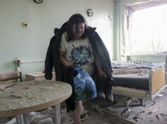 Guerra Rússia-Ucrânia: lista dos principais eventos, dia 1.439 Membros do Ministério de Emergências da Rússia trabalham nas ruínas de uma casa, que foi destruída durante o que as autoridades instaladas pela Rússia chamaram de recente ataque de drones ucranianos, durante o conflito Rússia-Ucrânia no assentamento de Sartana, na região de Donetsk, uma área da Ucrânia controlada pela Rússia, 1º de fevereiro de 2026. REUTERS/Alexander Ermochenko