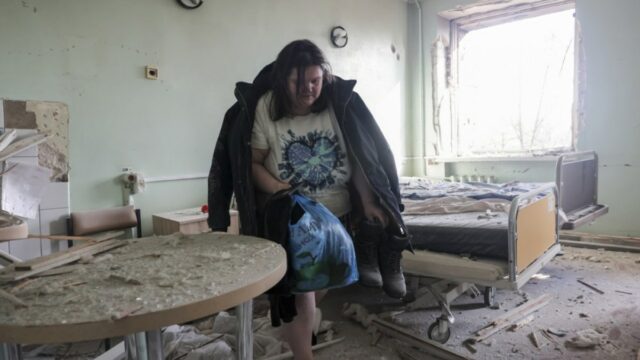 Membros do Ministério de Emergências da Rússia trabalham nas ruínas de uma casa, que foi destruída durante o que as autoridades instaladas pela Rússia chamaram de recente ataque de drones ucranianos, durante o conflito Rússia-Ucrânia no assentamento de Sartana, na região de Donetsk, uma área da Ucrânia controlada pela Rússia, 1º de fevereiro de 2026. REUTERS/Alexander Ermochenko