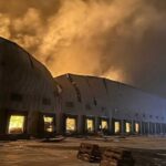 O voluntário Marat Darmenov, centro-direita, serve comida quente gratuita aos residentes de Kiev durante um apagão causado pelos ataques aéreos regulares da Rússia ao sistema energético do país em Kiev, Ucrânia, sábado, 7 de fevereiro de 2026. (AP Photo/Sergei Grits)