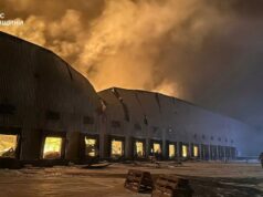 Guerra Rússia-Ucrânia: lista dos principais eventos, dia 1.445 O voluntário Marat Darmenov, centro-direita, serve comida quente gratuita aos residentes de Kiev durante um apagão causado pelos ataques aéreos regulares da Rússia ao sistema energético do país em Kiev, Ucrânia, sábado, 7 de fevereiro de 2026. (AP Photo/Sergei Grits)