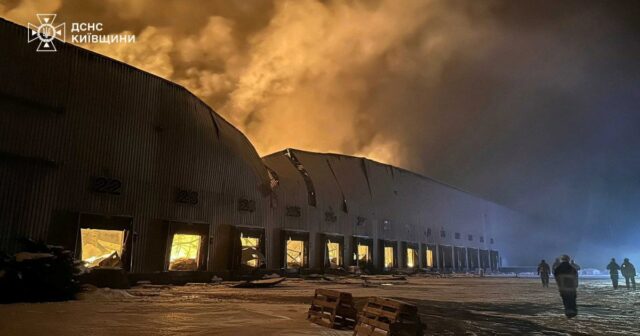 O voluntário Marat Darmenov, centro-direita, serve comida quente gratuita aos residentes de Kiev durante um apagão causado pelos ataques aéreos regulares da Rússia ao sistema energético do país em Kiev, Ucrânia, sábado, 7 de fevereiro de 2026. (AP Photo/Sergei Grits)