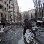 Participantes dos cursos táticos e médicos ministrados pela 3ª Brigada de Assalto demonstram suas habilidades em um exame final para civis no centro regional de Kiev para preparar a população para a resistência nacional, Ucrânia, domingo, 8 de fevereiro de 2026. (AP Photo/Sergei Grits)