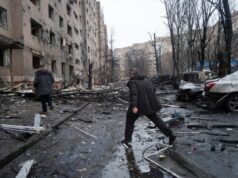 Guerra Rússia-Ucrânia: lista dos principais eventos, dia 1.446 Participantes dos cursos táticos e médicos ministrados pela 3ª Brigada de Assalto demonstram suas habilidades em um exame final para civis no centro regional de Kiev para preparar a população para a resistência nacional, Ucrânia, domingo, 8 de fevereiro de 2026. (AP Photo/Sergei Grits)