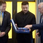 Pessoas baixam um caixão durante uma cerimônia fúnebre de Grigory Shikula, 34 anos, seus dois filhos Ivan e Vladislav e sua filha Myroslava, que foram mortos por um ataque de drone russo em um cemitério na vila de Skovorodynivka, na região de Kharkiv, em 13 de fevereiro de 2026, em meio à invasão russa da Ucrânia. mãe grávida, disseram autoridades. Dois meninos gêmeos de um ano e uma menina de dois anos foram mortos no ataque noturno à casa da família na cidade de Bogodukhiv, a cerca de 20 quilômetros da fronteira com a Rússia.