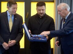 Guerra Rússia-Ucrânia: lista dos principais eventos, dia 1.452 Pessoas baixam um caixão durante uma cerimônia fúnebre de Grigory Shikula, 34 anos, seus dois filhos Ivan e Vladislav e sua filha Myroslava, que foram mortos por um ataque de drone russo em um cemitério na vila de Skovorodynivka, na região de Kharkiv, em 13 de fevereiro de 2026, em meio à invasão russa da Ucrânia. mãe grávida, disseram autoridades. Dois meninos gêmeos de um ano e uma menina de dois anos foram mortos no ataque noturno à casa da família na cidade de Bogodukhiv, a cerca de 20 quilômetros da fronteira com a Rússia.