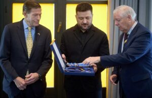 Guerra Rússia-Ucrânia: lista dos principais eventos, dia 1.452 Pessoas baixam um caixão durante uma cerimônia fúnebre de Grigory Shikula, 34 anos, seus dois filhos Ivan e Vladislav e sua filha Myroslava, que foram mortos por um ataque de drone russo em um cemitério na vila de Skovorodynivka, na região de Kharkiv, em 13 de fevereiro de 2026, em meio à invasão russa da Ucrânia. mãe grávida, disseram autoridades. Dois meninos gêmeos de um ano e uma menina de dois anos foram mortos no ataque noturno à casa da família na cidade de Bogodukhiv, a cerca de 20 quilômetros da fronteira com a Rússia.