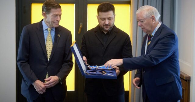 Pessoas baixam um caixão durante uma cerimônia fúnebre de Grigory Shikula, 34 anos, seus dois filhos Ivan e Vladislav e sua filha Myroslava, que foram mortos por um ataque de drone russo em um cemitério na vila de Skovorodynivka, na região de Kharkiv, em 13 de fevereiro de 2026, em meio à invasão russa da Ucrânia. mãe grávida, disseram autoridades. Dois meninos gêmeos de um ano e uma menina de dois anos foram mortos no ataque noturno à casa da família na cidade de Bogodukhiv, a cerca de 20 quilômetros da fronteira com a Rússia.