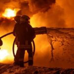 Um militar ucraniano ferido caminha em uma rua em Kiev durante a queda de neve em 15 de fevereiro de 2026, em meio à invasão russa na Ucrânia. (Foto de Sergei SUPINSKY/AFP)