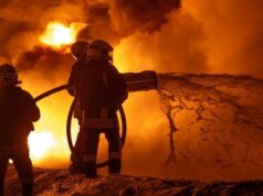 Guerra Rússia-Ucrânia: lista dos principais eventos, dia 1.453 Um militar ucraniano ferido caminha em uma rua em Kiev durante a queda de neve em 15 de fevereiro de 2026, em meio à invasão russa na Ucrânia. (Foto de Sergei SUPINSKY/AFP)