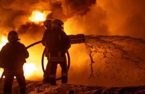 Guerra Rússia-Ucrânia: lista dos principais eventos, dia 1.453 Um militar ucraniano ferido caminha em uma rua em Kiev durante a queda de neve em 15 de fevereiro de 2026, em meio à invasão russa na Ucrânia. (Foto de Sergei SUPINSKY/AFP)