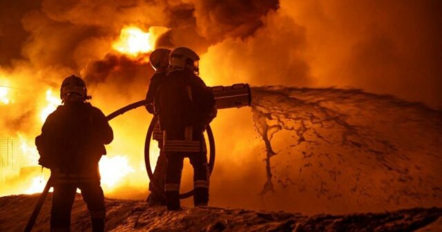 Um militar ucraniano ferido caminha em uma rua em Kiev durante a queda de neve em 15 de fevereiro de 2026, em meio à invasão russa na Ucrânia. (Foto de Sergei SUPINSKY/AFP)