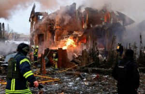 Guerra Rússia-Ucrânia: lista dos principais eventos, dia 1.460 Nesta fotografia tirada e divulgada pelo serviço de imprensa da 65ª Brigada Mecanizada das Forças Armadas Ucranianas em 22 de fevereiro de 2026, recrutas ucranianos completam o treinamento militar básico em um local não revelado na região de Zaporizhzhia, em meio à invasão russa da Ucrânia. (Foto de Andriy Andriyenko / 65ª Brigada Mecanizada das Forças Armadas Ucranianas / AFP) / RESTRITO A USO EDITORIAL - CRÉDITO OBRIGATÓRIO