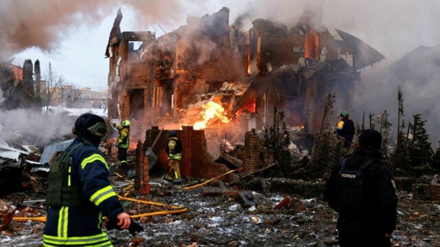 Guerra Rússia-Ucrânia: lista dos principais eventos, dia 1.460 Nesta fotografia tirada e divulgada pelo serviço de imprensa da 65ª Brigada Mecanizada das Forças Armadas Ucranianas em 22 de fevereiro de 2026, recrutas ucranianos completam o treinamento militar básico em um local não revelado na região de Zaporizhzhia, em meio à invasão russa da Ucrânia. (Foto de Andriy Andriyenko / 65ª Brigada Mecanizada das Forças Armadas Ucranianas / AFP) / RESTRITO A USO EDITORIAL - CRÉDITO OBRIGATÓRIO