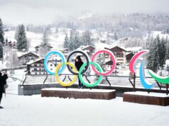 Guia Paraolímpico de Milão Cortina: Jogos de Inverno comemoram 50 anos e bandeira russa retorna ARQUIVO - A bandeira russa tremula enquanto atores se apresentam no Estádio Olímpico de Fisht durante a cerimônia de abertura das Paraolimpíadas de Inverno de 2014 em Sochi, Rússia, em 7 de março de 2014. (AP Photo/Pavel Golovkin, Arquivo)