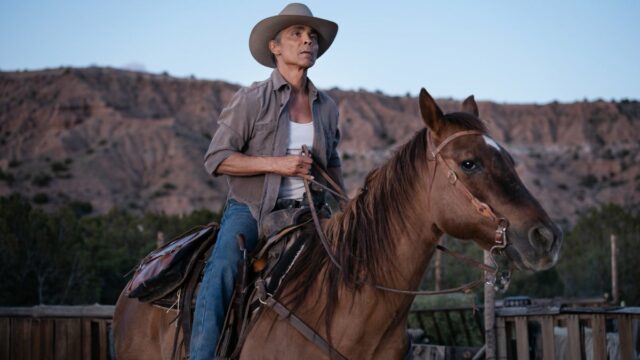 Elle Fanning Dimitrius Schuster-Koloamatangi Predador Badlands