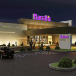 Harrah's Oklahoma marca data de inauguração em abril com o Caesars, apesar das perdas no quarto trimestre. Entrada do Harrah's Casino à noite com sinalização iluminada em roxo, portas de vidro, carros estacionados e visitantes atravessando uma entrada iluminada e estacionamento acessível.