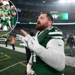 O tackle defensivo dos Jets, Harrison Phillips, reage em campo depois que os Jets venceram o Atlanta Falcons por 27-24.