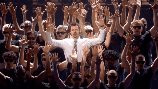 Harry Styles traz disco para o BRIT Awards com a Harry Styles traz disco para o BRIT Awards com a primeira apresentação de ‘Aperture’