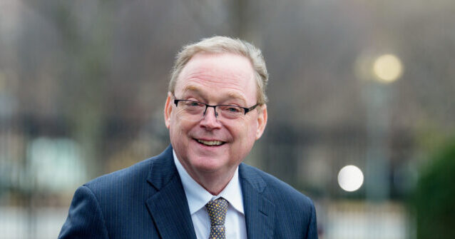 Hassett classifica estudo tarifário do Fed de Nova York como Hassett classifica estudo tarifário do Fed de Nova York como um 'constrangimento'