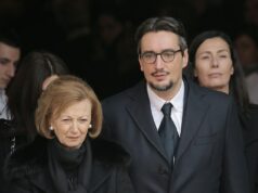 Herdeira bilionária da Ferrero Rocher que não gostava de chocolate morre aos 87 anos enquanto a primeira-ministra italiana Giorgia Meloni presta homenagem Na foto: Maria Franca Ferrera e seu filho Giovanni Ferrero durante o funeral de Michele Ferrero em 18 de fevereiro de 2015