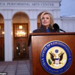 A ex-secretária de Estado dos EUA, Hillary Clinton, fala à imprensa após seu depoimento ao Comitê de Supervisão da Câmara enquanto investigam ligações com o criminoso sexual condenado Jeffrey Epstein, em Chappaqua, Nova York, quinta-feira