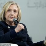 A ex-secretária de Estado dos EUA, Hillary Clinton, fala durante o Fórum de Doha, no Catar, em 7 de dezembro de 2025