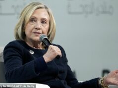 Hillary Clinton emite uma explosão furiosa de Epstein enquanto luta contra o Partido Republicano por causa de depoimento gravado em vídeo A ex-secretária de Estado dos EUA, Hillary Clinton, fala durante o Fórum de Doha, no Catar, em 7 de dezembro de 2025