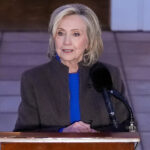 A ex-secretária de Estado Hillary Clinton sai do Chappaqua Performing Arts Center, depois de testemunhar perante legisladores da Câmara dos EUA como parte de uma investigação do Congresso sobre o criminoso sexual condenado Jeffrey Epstein, quinta-feira, 26 de fevereiro de 2026, em Chappaqua, NY (AP Photo/Yuki Iwamura)