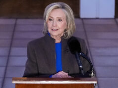 Hillary Clinton mantém a calma durante audiência falsa sobre Epstein A ex-secretária de Estado Hillary Clinton sai do Chappaqua Performing Arts Center, depois de testemunhar perante legisladores da Câmara dos EUA como parte de uma investigação do Congresso sobre o criminoso sexual condenado Jeffrey Epstein, quinta-feira, 26 de fevereiro de 2026, em Chappaqua, NY (AP Photo/Yuki Iwamura)