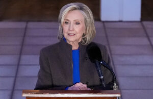 Hillary Clinton mantém a calma durante audiência falsa sobre Epstein A ex-secretária de Estado Hillary Clinton sai do Chappaqua Performing Arts Center, depois de testemunhar perante legisladores da Câmara dos EUA como parte de uma investigação do Congresso sobre o criminoso sexual condenado Jeffrey Epstein, quinta-feira, 26 de fevereiro de 2026, em Chappaqua, NY (AP Photo/Yuki Iwamura)