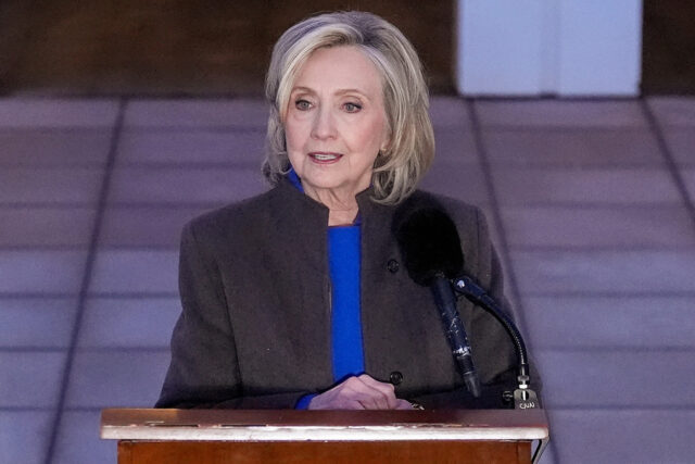 A ex-secretária de Estado Hillary Clinton sai do Chappaqua Performing Arts Center, depois de testemunhar perante legisladores da Câmara dos EUA como parte de uma investigação do Congresso sobre o criminoso sexual condenado Jeffrey Epstein, quinta-feira, 26 de fevereiro de 2026, em Chappaqua, NY (AP Photo/Yuki Iwamura)