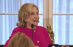 Hillary Clinton nega qualquer conhecimento dos crimes de Jeffrey Epstein Hillary Clinton nega qualquer conhecimento dos crimes de Jeffrey Epstein