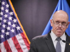 Homan diz que o aumento do ICE em Minnesota terminará. Podemos acreditar nele? Uma placa manuscrita em homenagem a Alex Pretti está pendurada em uma cerca do lado de fora do hospital VA de Minneapolis na terça-feira, 27 de janeiro de 2026, em Minneapolis. (Rádio Pública Kerem Yücel/Minnesota via AP)