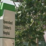 Uma criança está em estado crítico após ser atropelada por um caminhão em Queensland. A polícia foi chamada ao local após relatos de que um caminhão leve bateu em um carrinho empurrado por uma mulher que atravessava a rua na esquina da Browns Plains Road com a Webber Drive depois das 8h30. A menina foi levada às pressas para o Hospital Infantil de Queensland com ferimentos graves na cabeça.