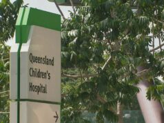 Homem, 25 anos, acusado de assassinato pela morte de bebê recém-nascido Uma criança está em estado crítico após ser atropelada por um caminhão em Queensland. A polícia foi chamada ao local após relatos de que um caminhão leve bateu em um carrinho empurrado por uma mulher que atravessava a rua na esquina da Browns Plains Road com a Webber Drive depois das 8h30. A menina foi levada às pressas para o Hospital Infantil de Queensland com ferimentos graves na cabeça.