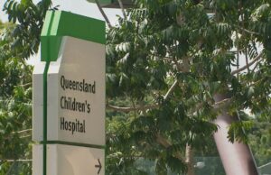 Homem, 25 anos, acusado de assassinato pela morte de bebê recém-nascido Uma criança está em estado crítico após ser atropelada por um caminhão em Queensland. A polícia foi chamada ao local após relatos de que um caminhão leve bateu em um carrinho empurrado por uma mulher que atravessava a rua na esquina da Browns Plains Road com a Webber Drive depois das 8h30. A menina foi levada às pressas para o Hospital Infantil de Queensland com ferimentos graves na cabeça.