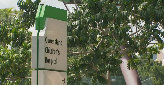 Uma criança está em estado crítico após ser atropelada por um caminhão em Queensland. A polícia foi chamada ao local após relatos de que um caminhão leve bateu em um carrinho empurrado por uma mulher que atravessava a rua na esquina da Browns Plains Road com a Webber Drive depois das 8h30. A menina foi levada às pressas para o Hospital Infantil de Queensland com ferimentos graves na cabeça.