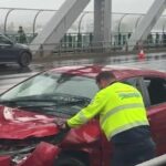 Um homem foi acusado depois de supostamente sequestrar uma mulher e depois bater o veículo na Story Bridge de Brisbane.