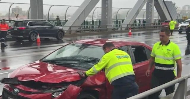 Homem acusado após acidente com vários veículos na Story Bridge Um homem foi acusado depois de supostamente sequestrar uma mulher e depois bater o veículo na Story Bridge de Brisbane.