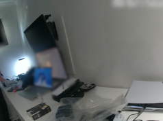 Homem acusado de abusar de centenas de crianças permanece atrás das grades Um homem de 27 anos foi acusado de 596 crimes relacionados ao abuso infantil em Queensland. A polícia lançou uma investigação em fevereiro do ano passado, conhecida como Operação Xray Wick, depois que os detetives apreenderam dispositivos eletrônicos na residência do homem em Maryborough.