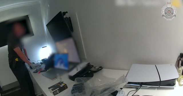 Um homem de 27 anos foi acusado de 596 crimes relacionados ao abuso infantil em Queensland. A polícia lançou uma investigação em fevereiro do ano passado, conhecida como Operação Xray Wick, depois que os detetives apreenderam dispositivos eletrônicos na residência do homem em Maryborough.