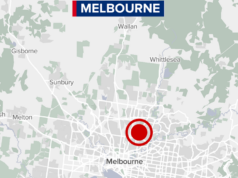 Homem acusado de assassinato após mulher atropelada por carro no norte de Melbourne Homem acusado de assassinato após mulher atropelada por carro no norte de Melbourne