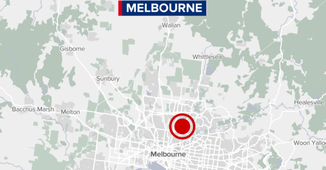 Homem acusado de assassinato após mulher atropelada por carro no norte de Melbourne
