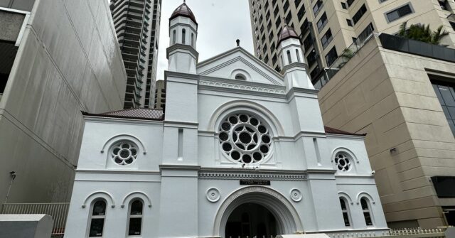 Homem acusado de supostamente atacar a sinagoga de Brisbane com ute
