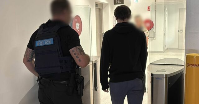 Homem acusado em Perth após supostamente ter sido pego com material extremista
