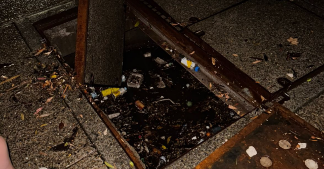 Homem cai dois metros em um ralo inundado enquanto chuva O homem lutou para se libertar do ralo. Foto: Mosman Living / Facebook
