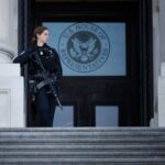 Homem com espingarda correndo em direção ao Capitólio dos EUA é preso pela polícia